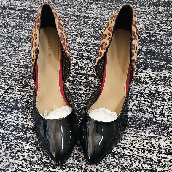 Chic Black Patent Heels with Leopard Print by Guess - Picture 1 of 7